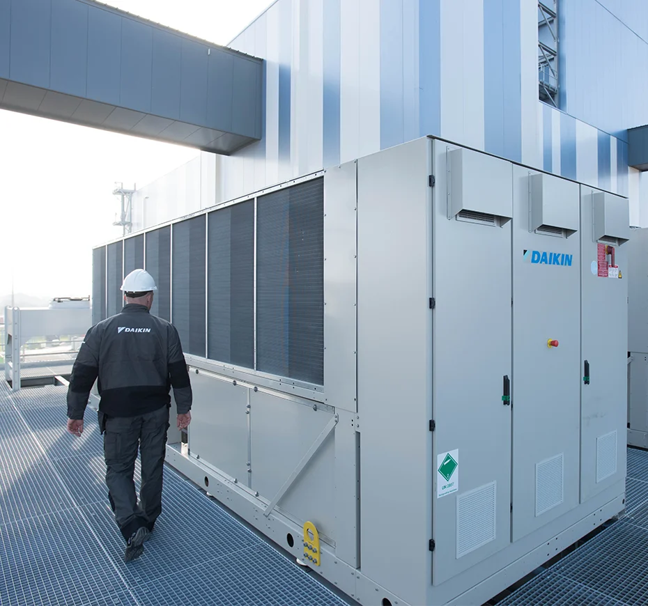 pracownik-daikina-obok-agregatow-chlodniczych